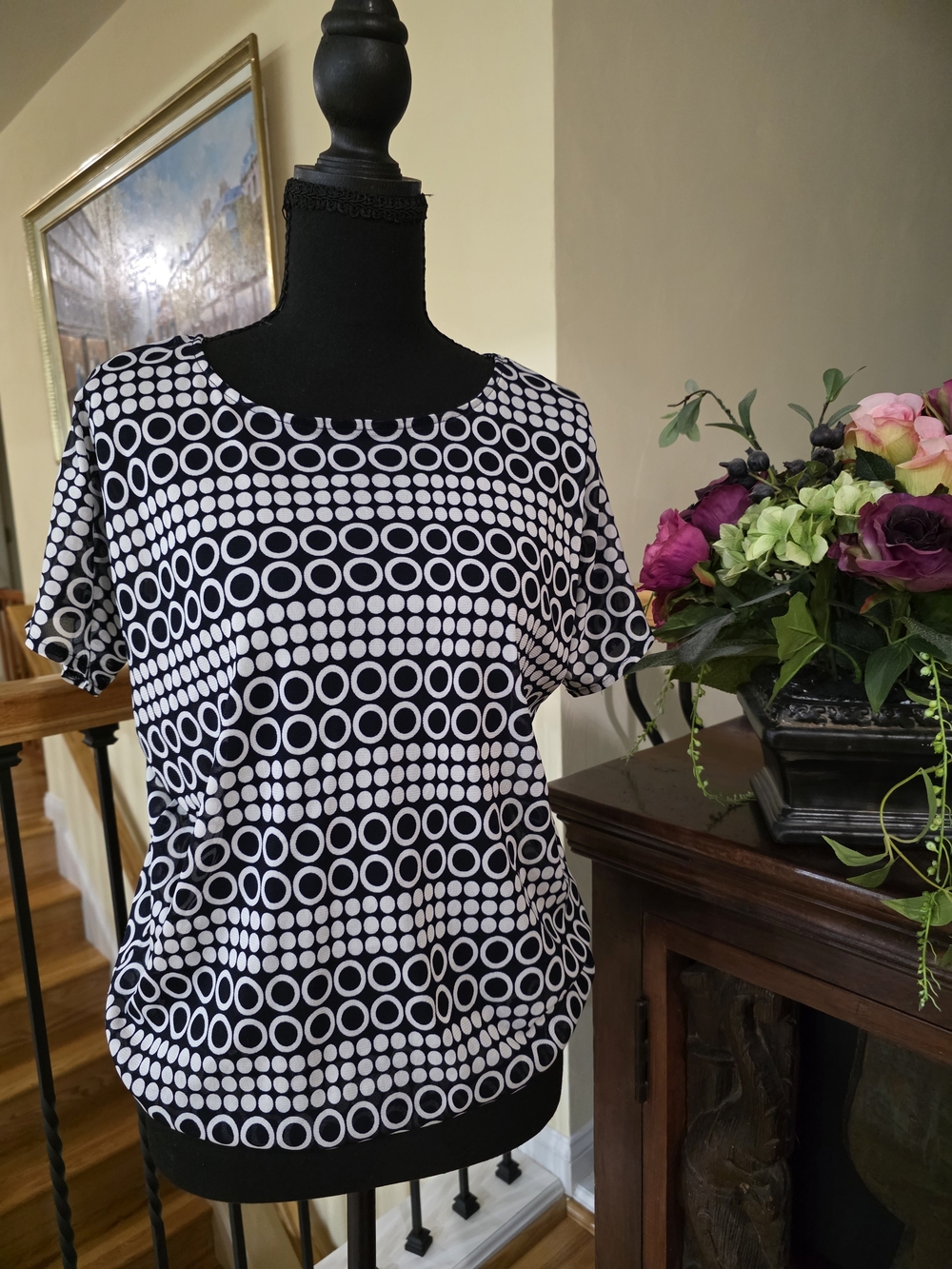 Outback Red Black & White Circular Print Short Sleeve Top Small